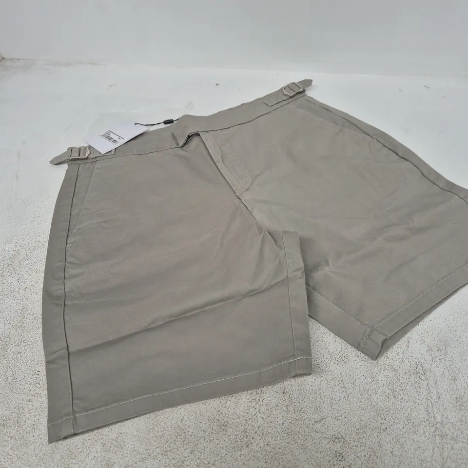 ARNE TAILORED SIDE-ADJUSTER CHINO SHORTS – STONE – UK 32R