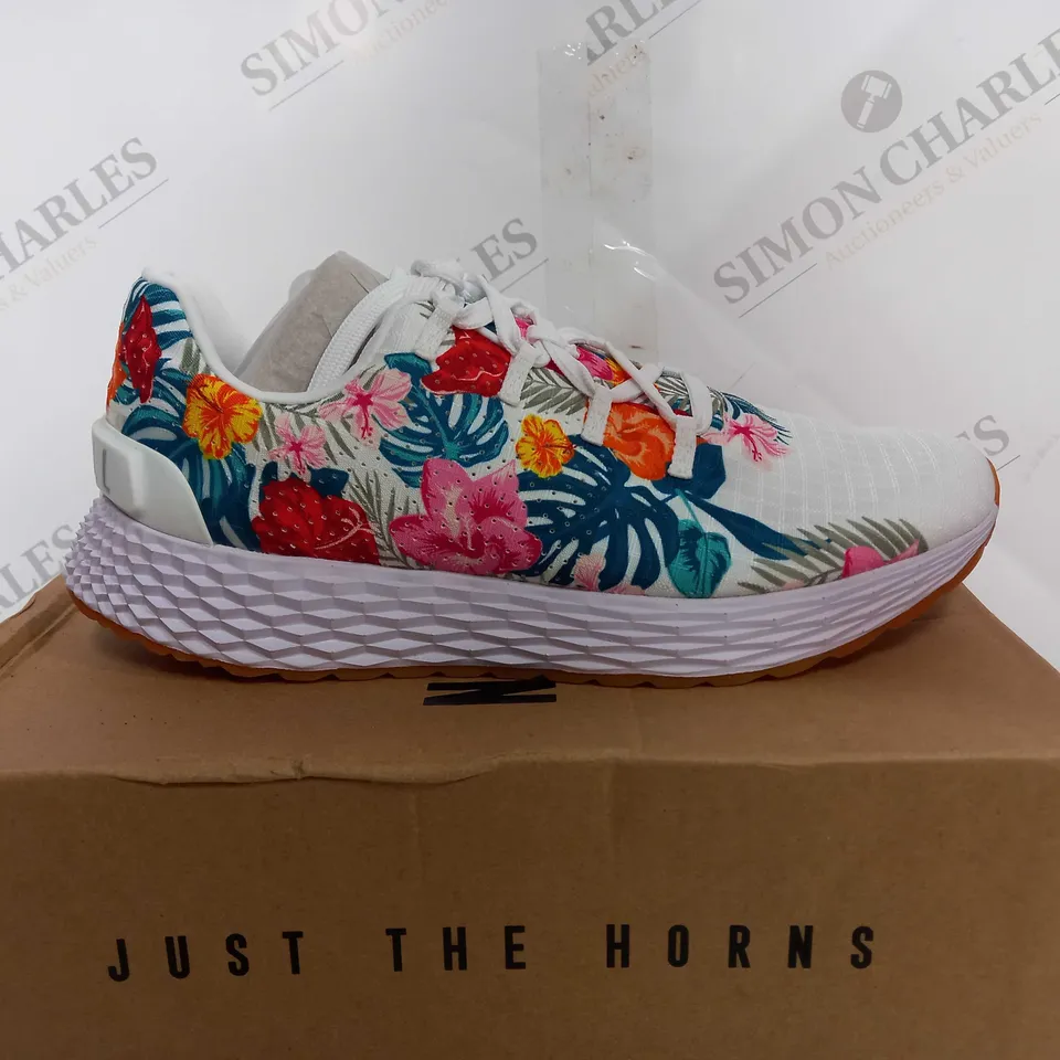 BOXED NO BULL RIPSTOP RUNNER WITH FLORAL DESIGN - UK 7