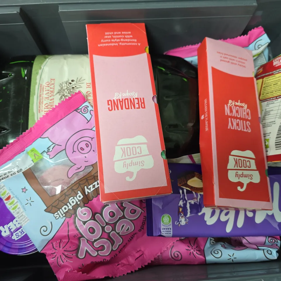 APPROXIMATELY 12 ASSORTED FOOD & DRINK ITEMS TO INCLUDE PERCY PIGS SWEETS, HIMALAYAN PINK SALT, MILKA CHOCOLATE, ETC - COLLECTION ONLY
