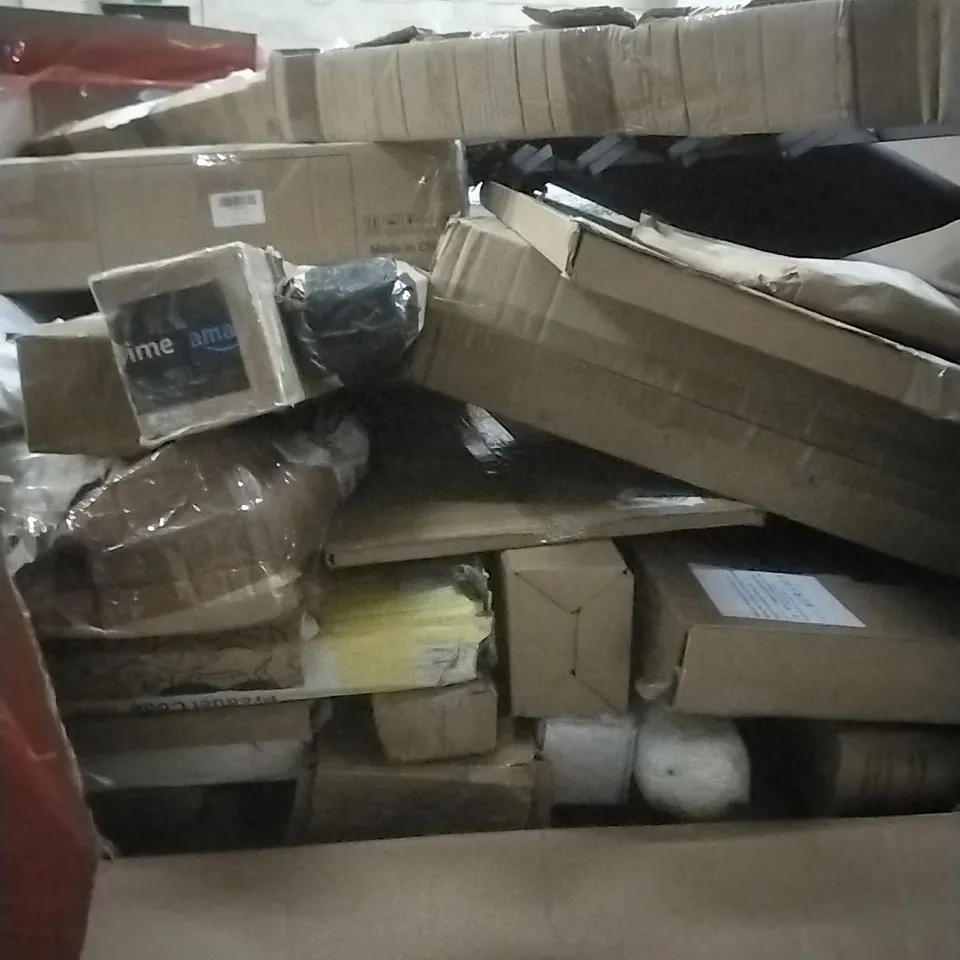 PALLET OF ASSORTED ITEMS INCLUDING- MEMORY PHONE COVER