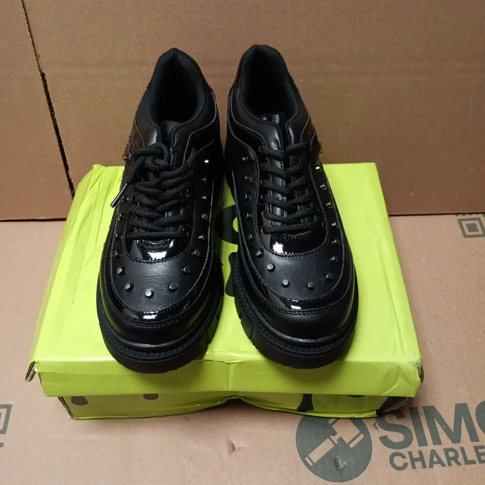 BOXED PAIR OF KOI LIL BANE OF EXILE TRAINERS IN BLACK - UK KIDS SIZE 3