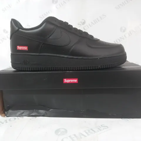 BOXED PAIR OF NIKE AIR FORCE 1 LOW SHOES IN BLACK UK SIZE 7.5