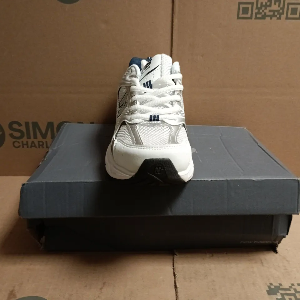 BOXED PAIR OF NEW BALANCE 530 TRAINERS IN WHITE/NAVY/SILVER SIZE UK 6.5