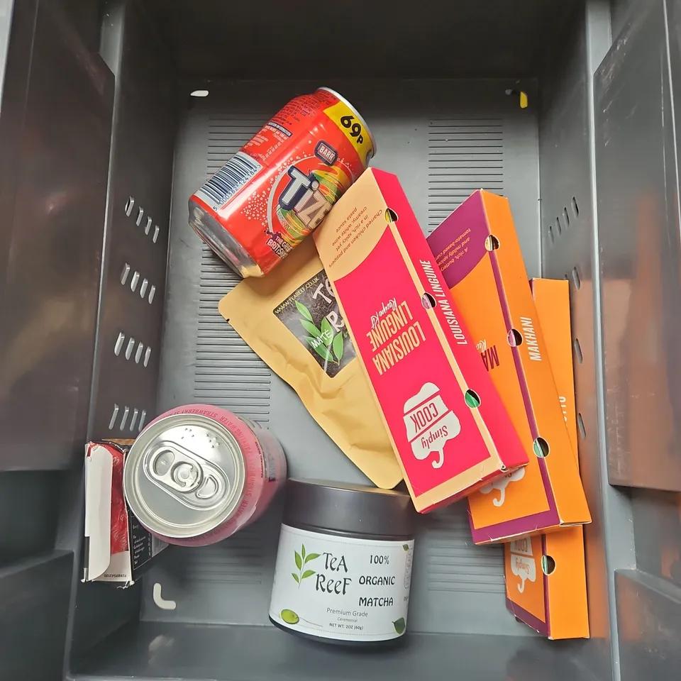 APPROXIMATELY 15 ASSORTED FOOD ITEMS TO INCLUDE - ROBINSONS SUMMER FRUITS, MENTOS STRAWBERRY SPARKLING WATER, SIMPLY COOK SEASONINGS, ETC - COLLECTION ONLY