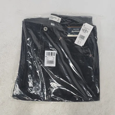 BAGGED ABERCROMBIE & FITCH HIGH RISE BARREL JEANS IN BLACK SIZE 30 SHORT
