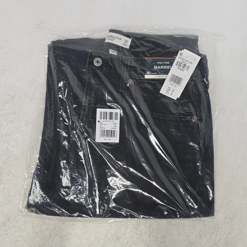 BAGGED ABERCROMBIE & FITCH HIGH RISE BARREL JEANS IN BLACK SIZE 30 SHORT