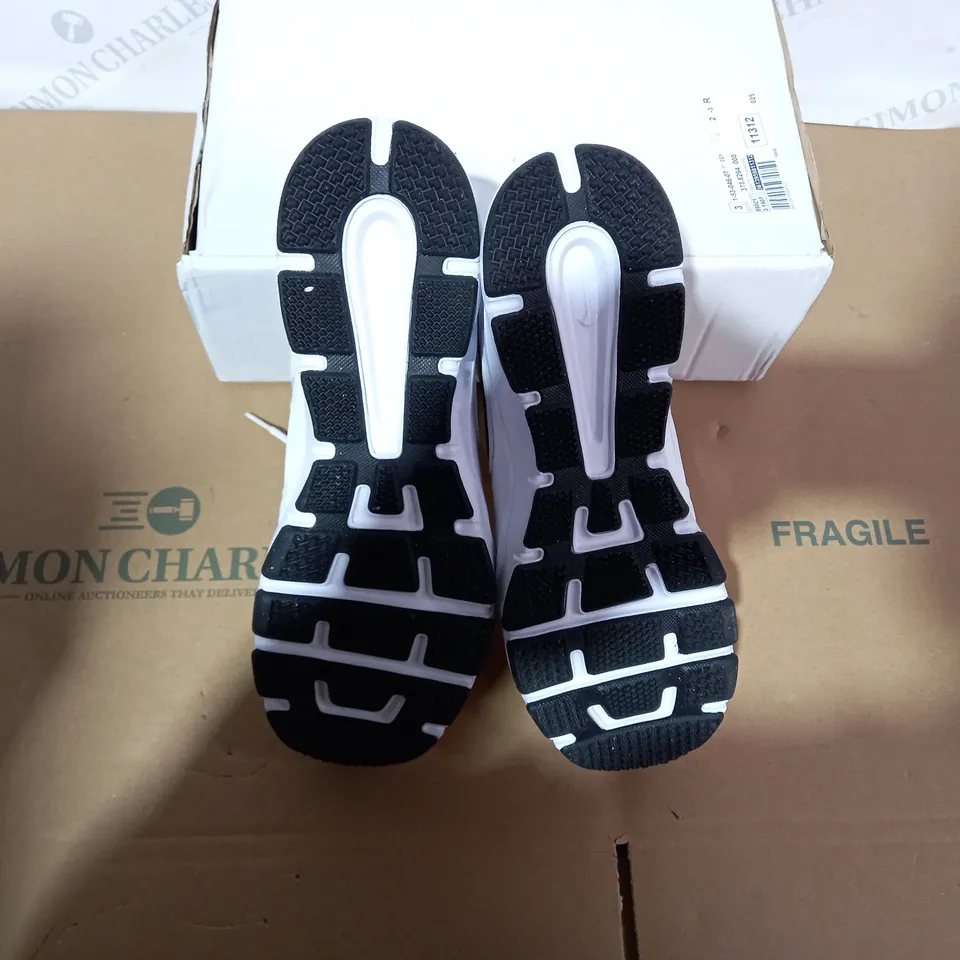 BOXED PAIR OF NIKE WHITE/NAVY TRAINERS SIZE 9