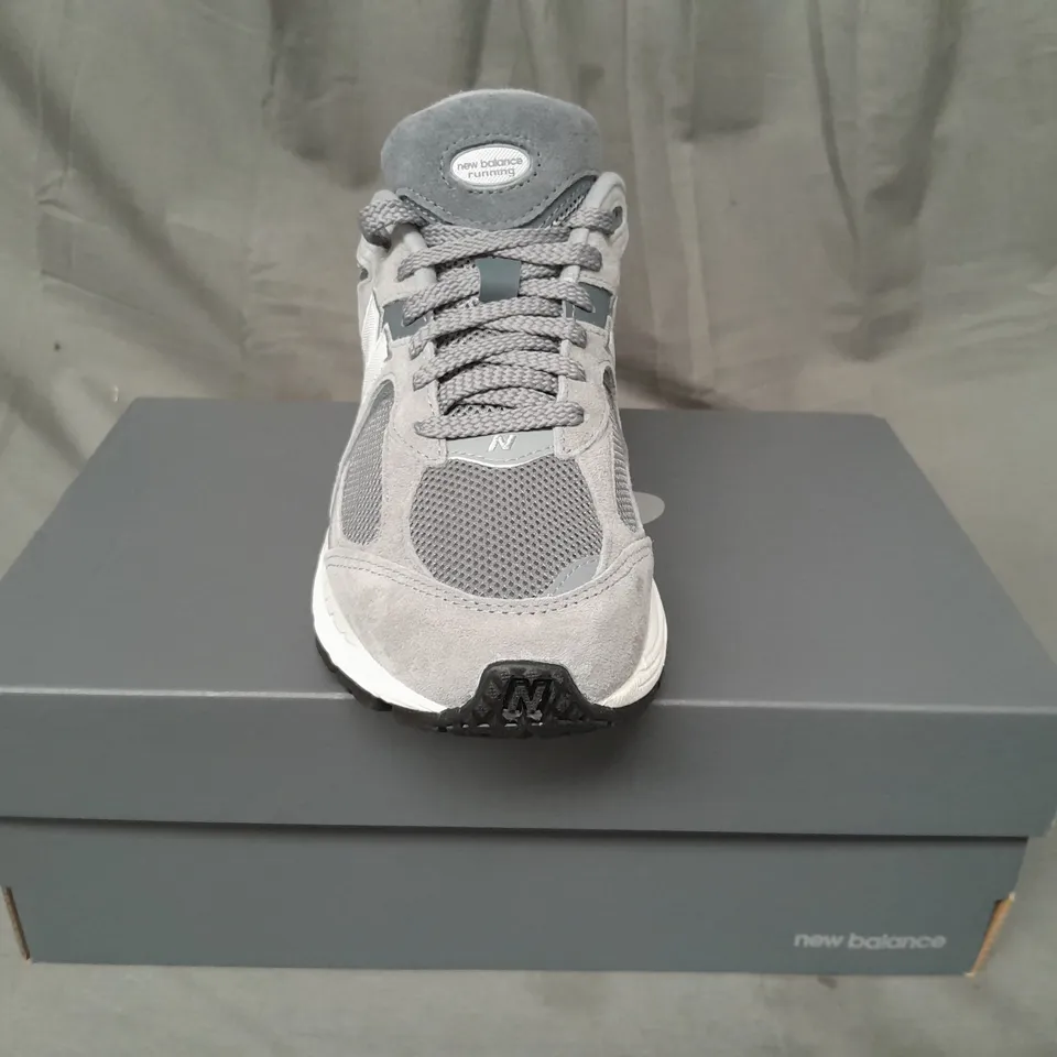 BOXED PAIR OF NEW BALANCE 2002R RUNNING TRAINERS IN GREY/WHITE UK SIZE 5.5