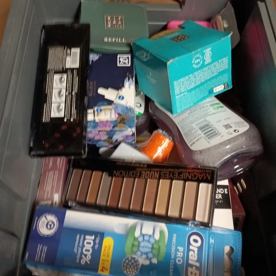APPROXIMATELY 18 ASSORTED COSMETIC ITEMS INCLUDING CORSODYL MOUTH WASH , CHEMIST AT PLAY BODY WASH AND THE ORIGINAL BEAUTY GLOW 