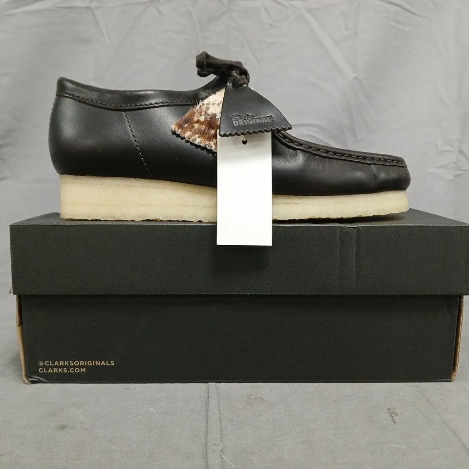 BOXED PAIR OF CLARKS ORIGINALS WALLABEE SHOES IN BROWN SIZE UK 8