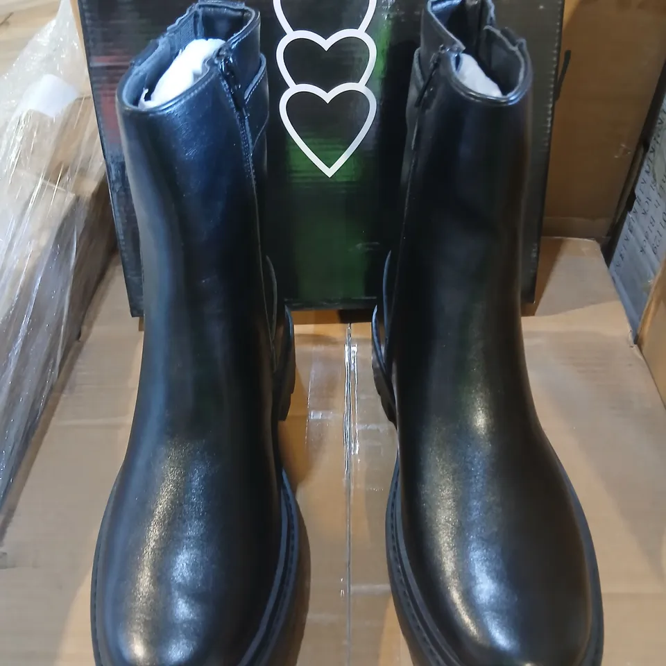 KOI RIVEN CHUNKY BOOTS BLACK SIZE 6