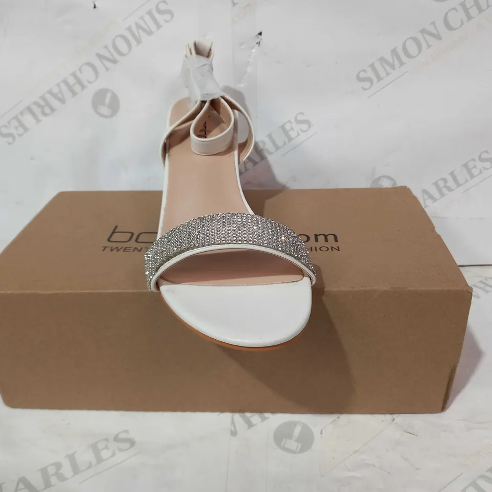 BOXED PAIR OF BOOHOO DIAMONTE LOW BLOCK HEELS IN WHITE UK SIZE 7