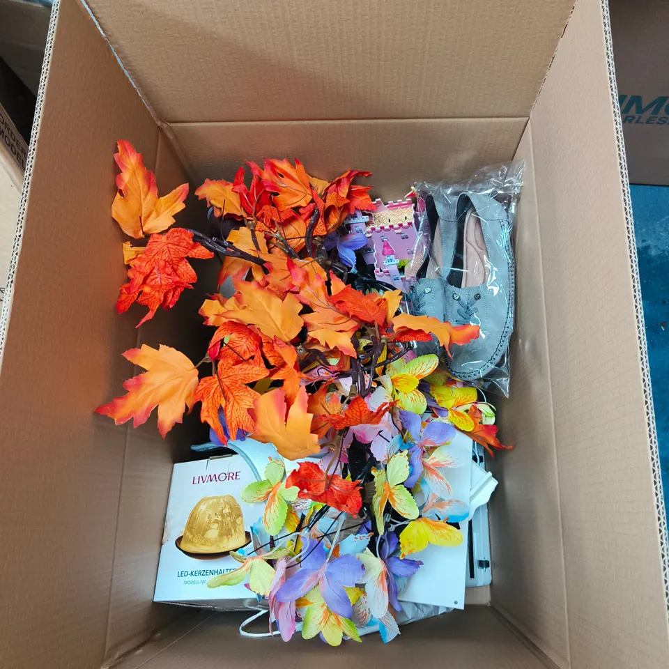 BOX OF APPROXIMATELY 20 ASSORTED HOUSEHOLD ITEMS INCLUDING METAL TREE FLOWER ORNAMENT IN POT, VARIOUS MINI CANDLES, LUXURY SHOWER GEL, LUXURY BODY CREAM ETC