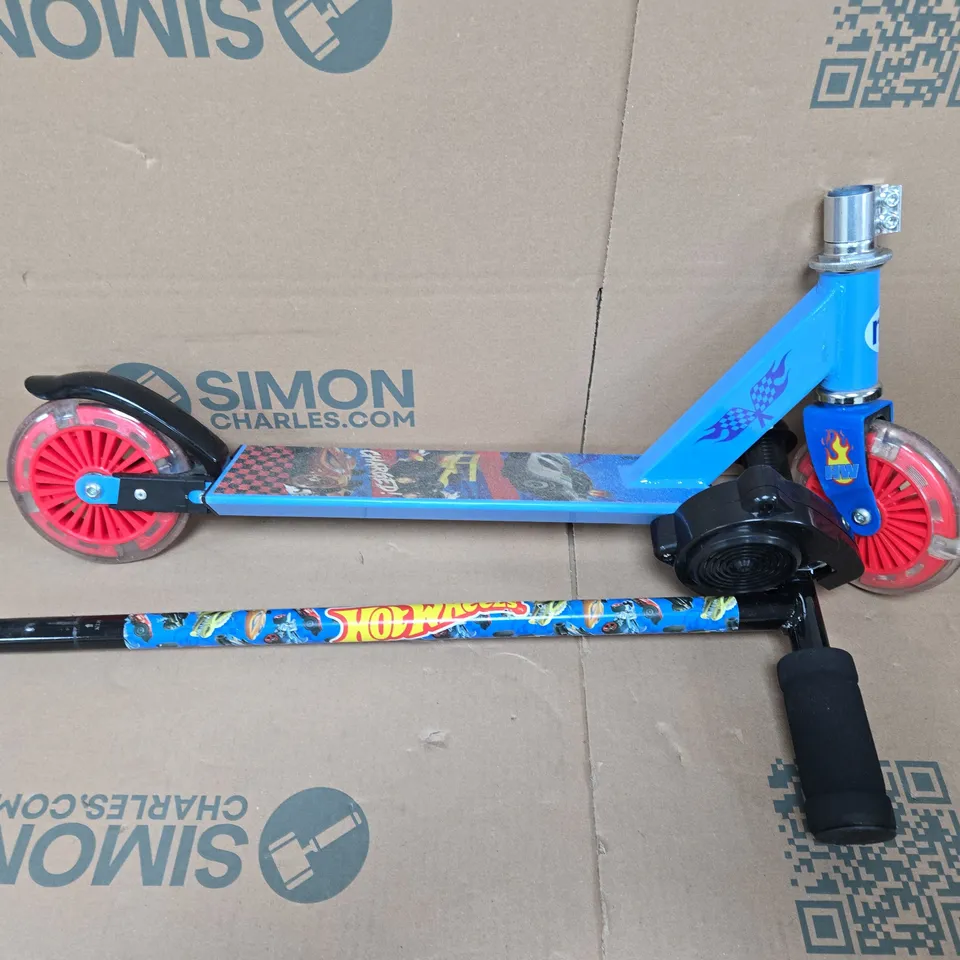 HOT WHEELS INLINE REVVER SCOOTER WITH LIGHT UP WHEELS