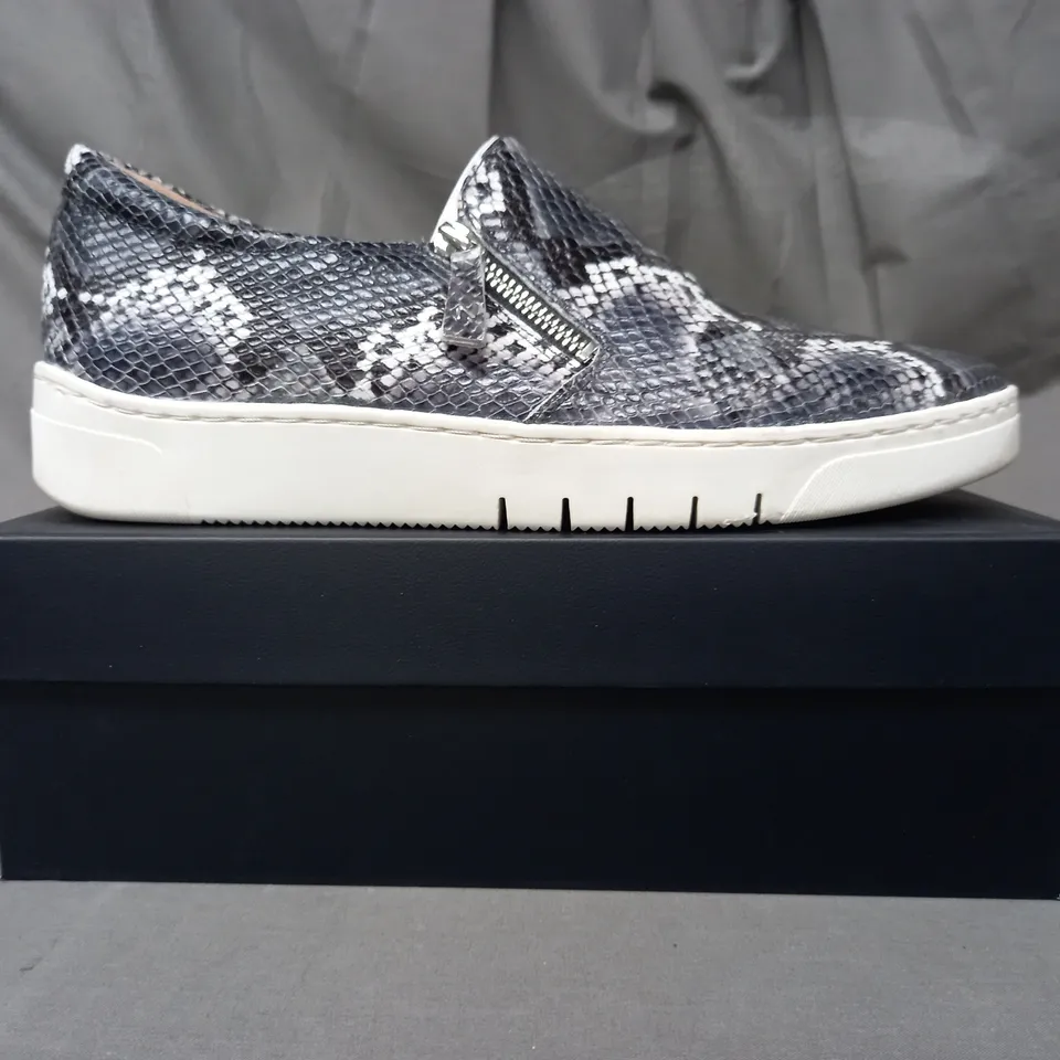 BOXED PAIR OF NATURALIZER SHOES IN BLUE/GREY SNAKE SIZE 9