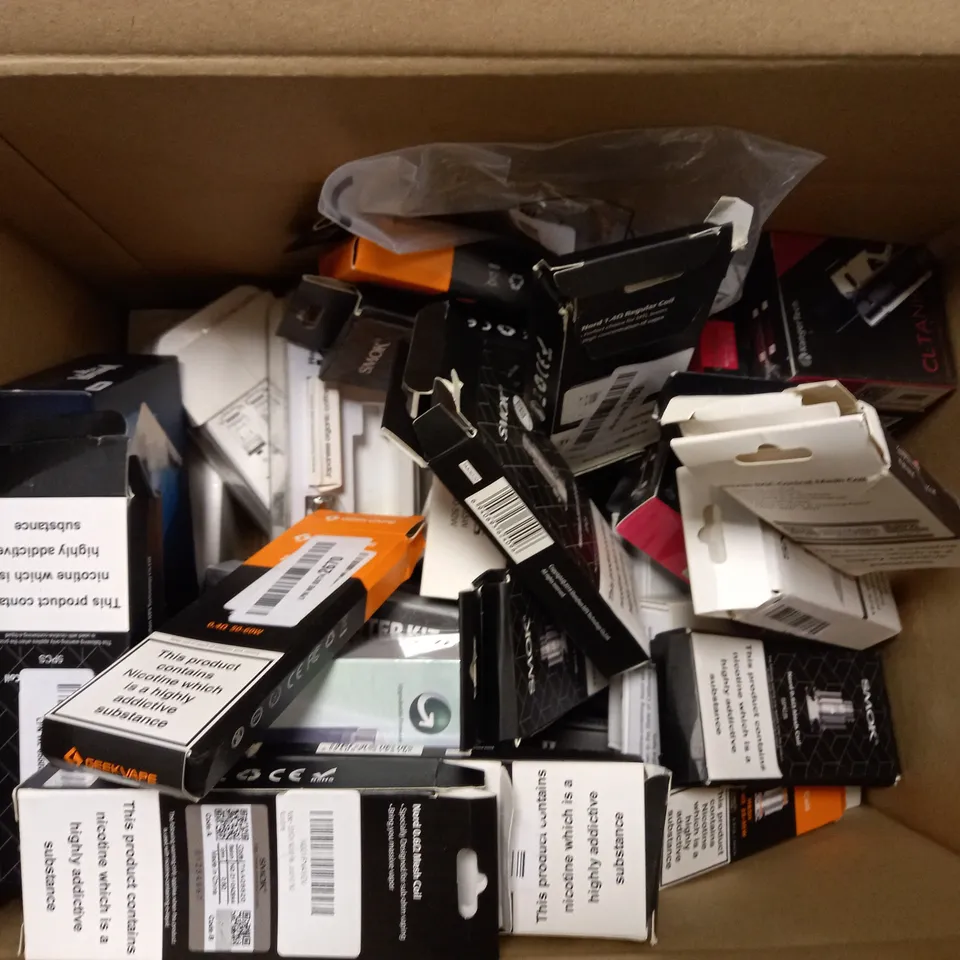 BOX OF APPROX 25 VAPING DEVICES AND ACCESSORIES TO INCLUDE VOOPOO DRAG S, SMOK VAPE PEN NORD 19 KIT AND ISTICK PICO