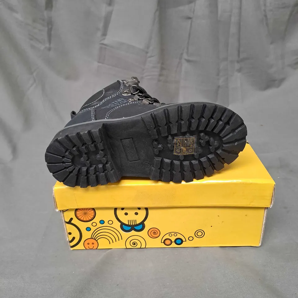 BOX OF APPROXIMATELY 12 PAIRS OF KENKA KIDS BOOTS IN NAVY - VARIOUS SIZES