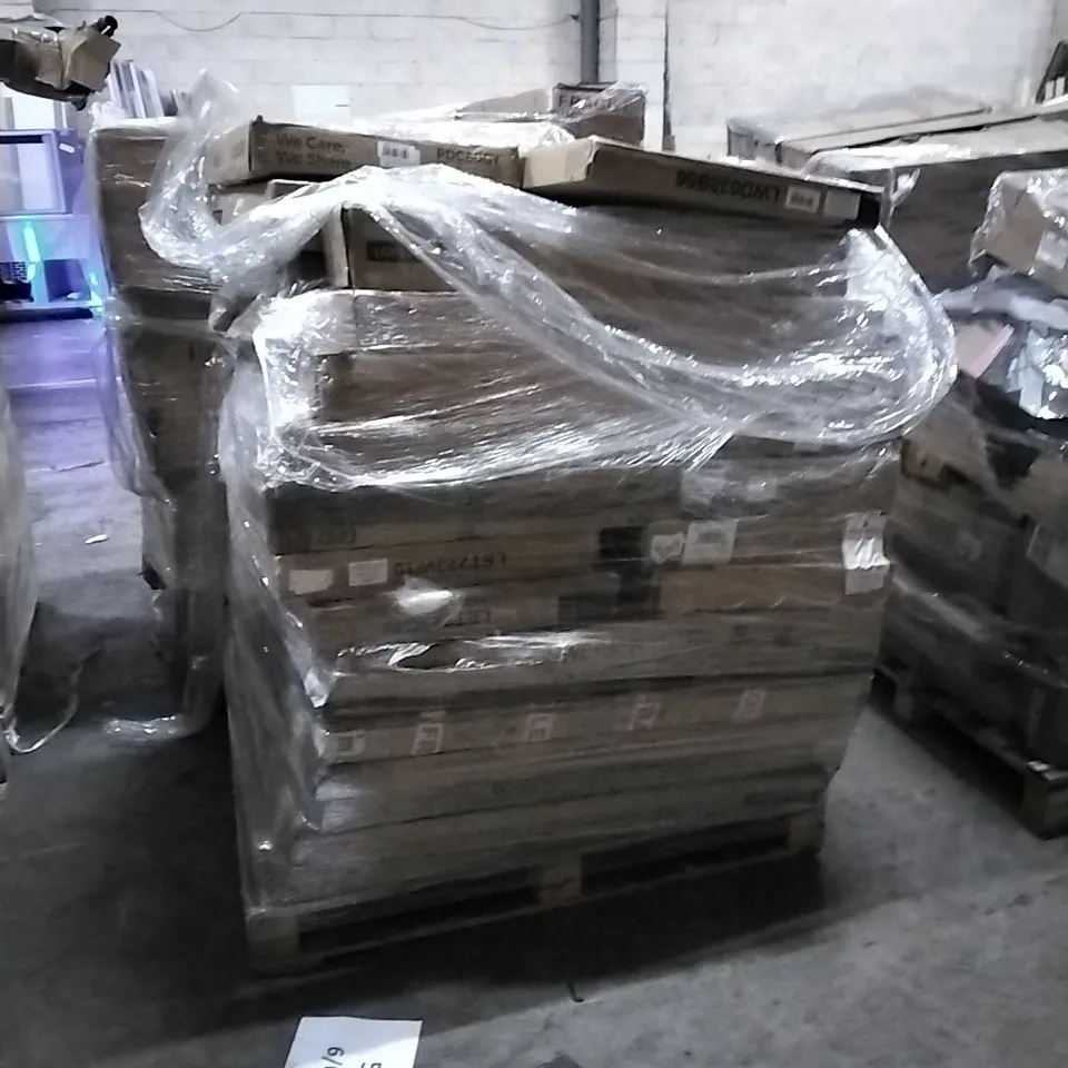 PALLET OF HOUSEHOLD ITEMS TO INCLUDE BEACH CHAIR, SHOE RACK, COMPUTER DESK, PET CARRIER AND OTHER ASSORTED ITEMS...