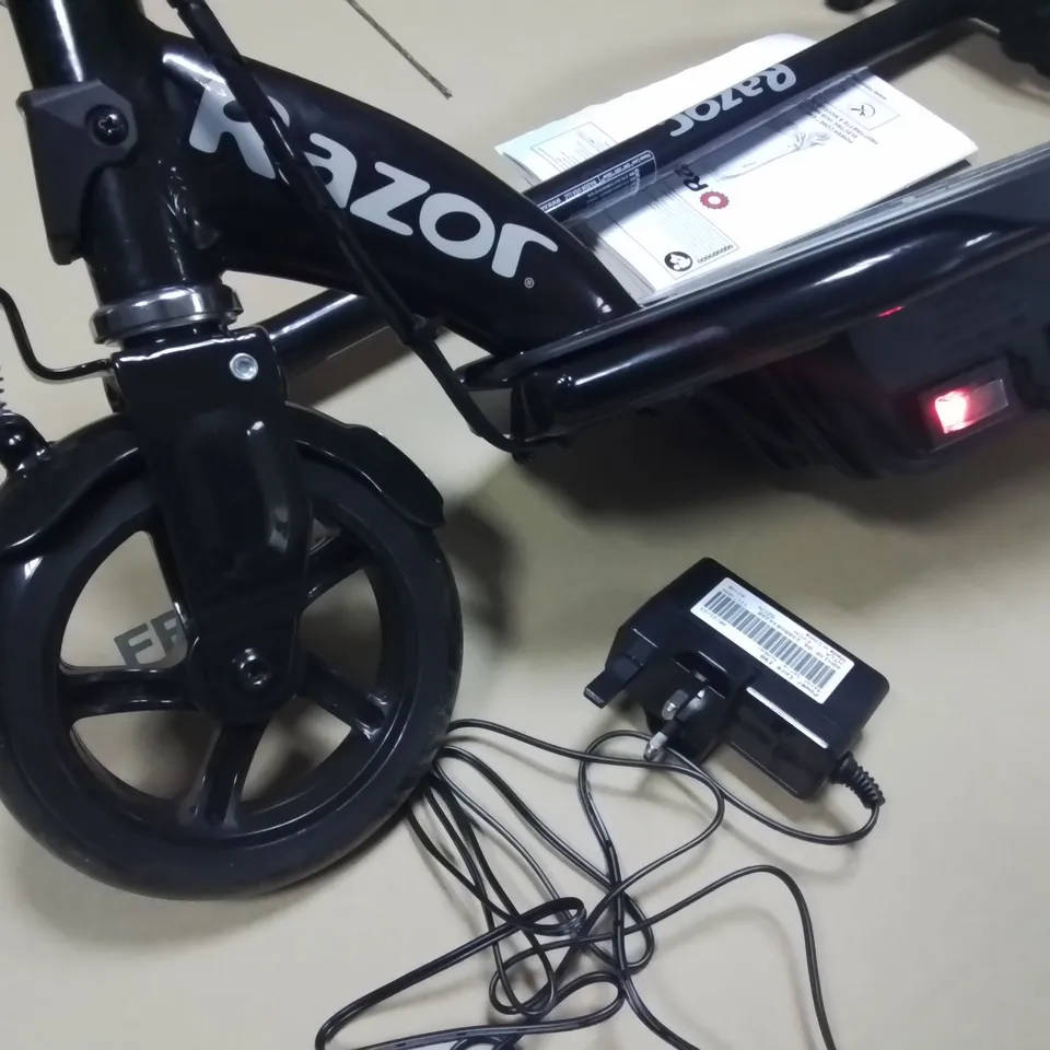 BOXED RAZOR POWERCORE E90 ELECTRIC SCOOTER IN BLACK RRP £199.99