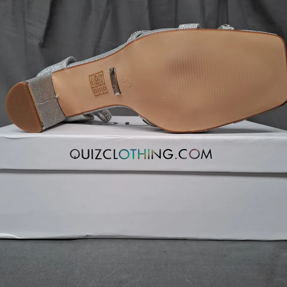 BOXED PAIR OF QUIZ OPEN TOE BLOCK HEEL SANDALS IN METAALIC SILVER W. GLITTER EFFECT SIZE 8