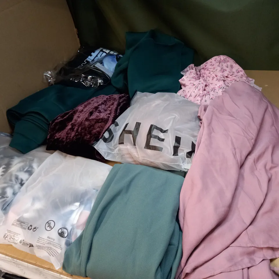 LOT OF APPROX 20 ASSORTED CLOTHING ITEMS TO INCLUDE JUMPERS, JEANS AND T-SHIRTS