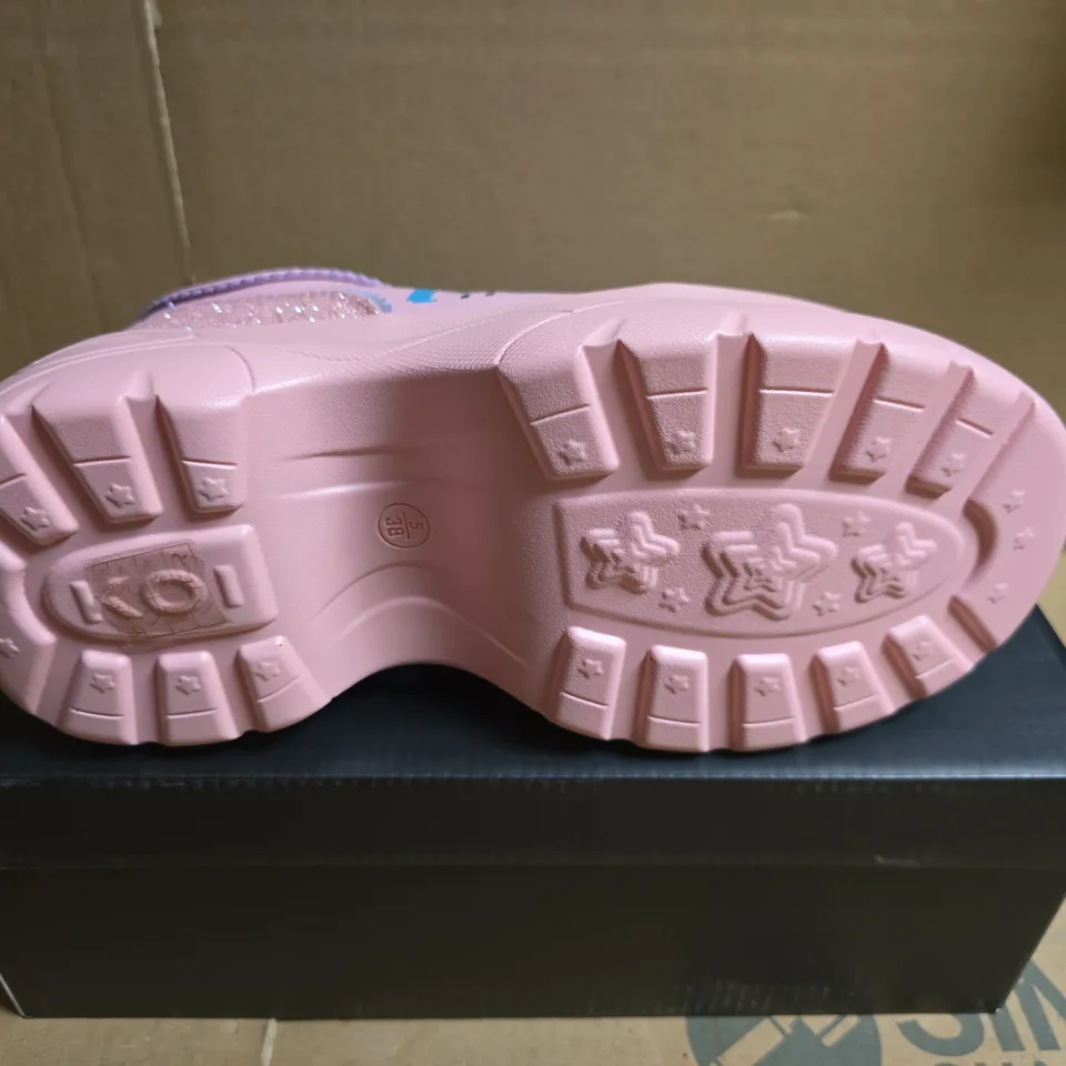BOXED PAIR OF KOI VIRTUAL DIVA MIKU CHUNKY TRAINERS - PINK, UK5