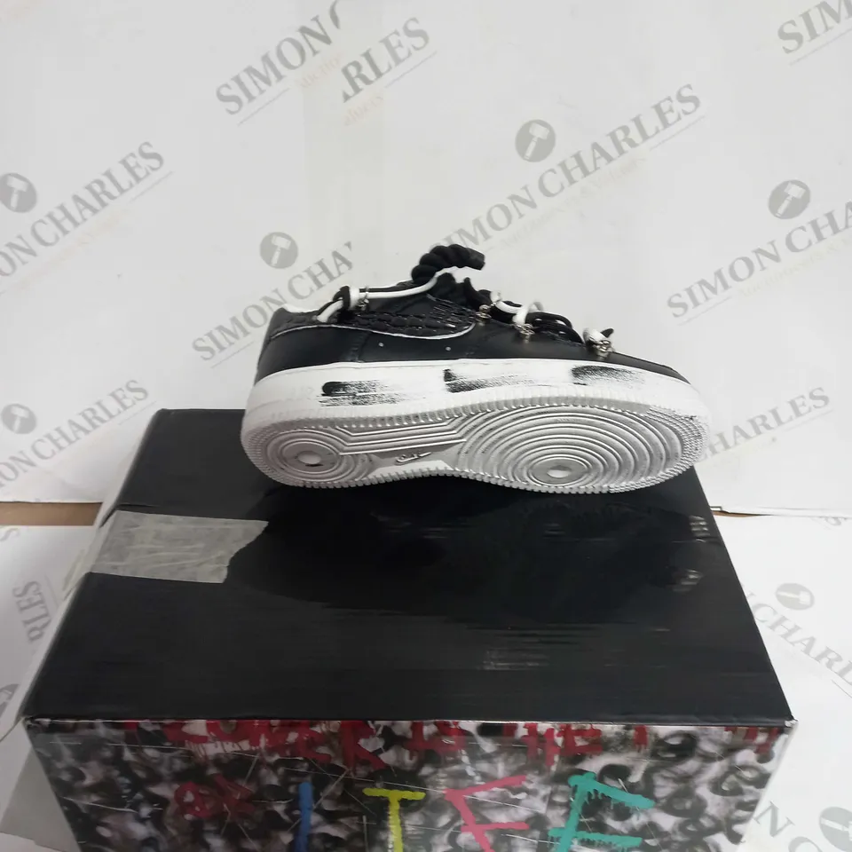 BOXED PAIR OF AIR FORCE 1 07 WB BLACK/WHITE UK SIZE 5