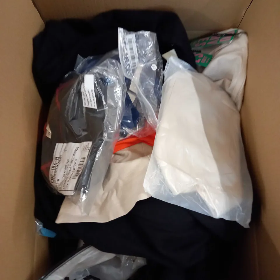 LARGE QUANTITY OF CLOTHING ITEMS TO INCLUDE DRESSES, SWEATERS, JEANS, T-SHIRTS, ETC