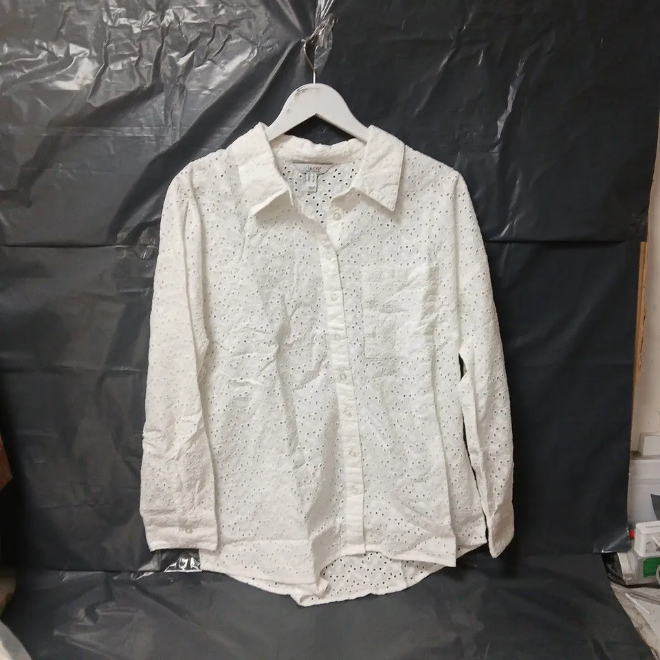 DENIM & COMPANY FLORAL SHIRT IN WHITE - XL
