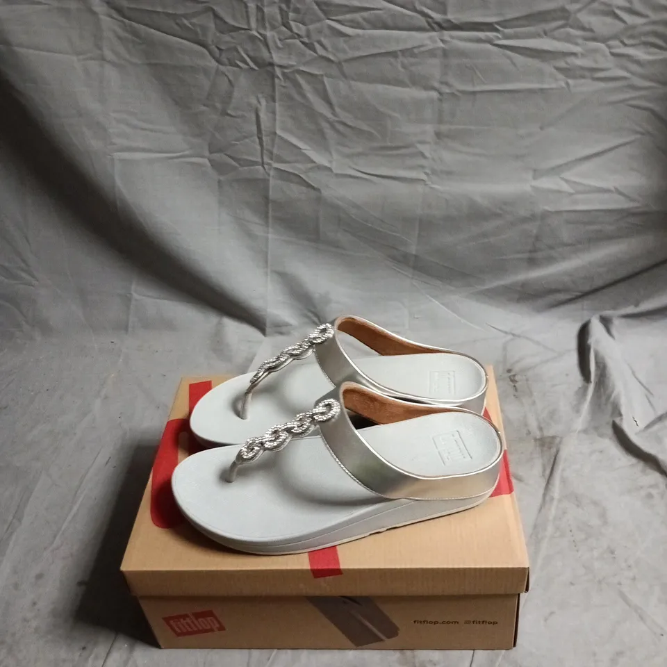 FITFLOP FINO SPARKLE TOE-THONGS – SILVER, UK 8 (US 10 / EU 42)