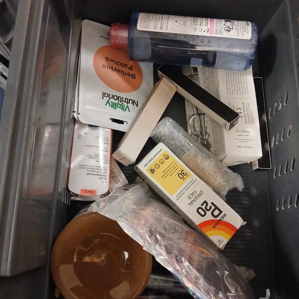 APPROXIMATEY 20 ASSORTED HEALTH AND BEAUTY PRODUCTS TO INCLUDE - DERMATICA SQUALENE CREAM CLEANSER - ESTRID ANTIPERSPIRANT REFILL - WONDERSKIN POWER FULL MASCARA - ETC