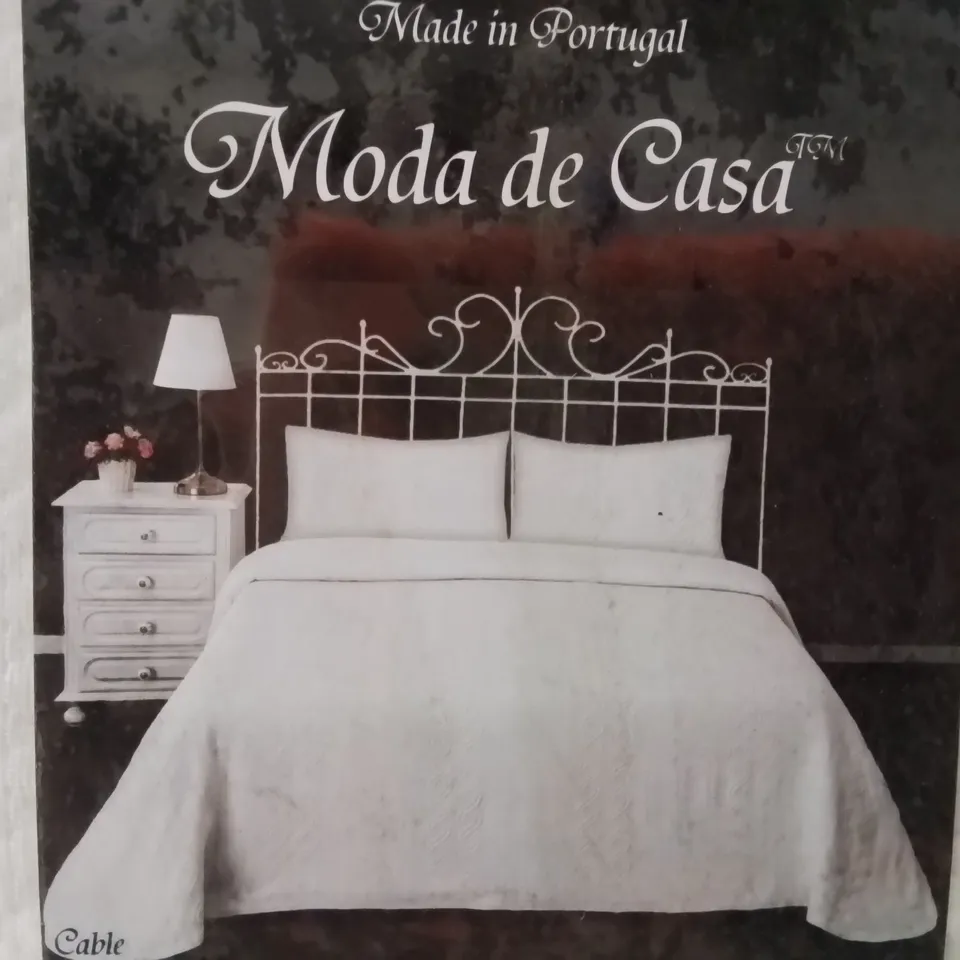 BRAND NEW MODA DE CASA KINGSIZE BED SPREAD -WHITE- 