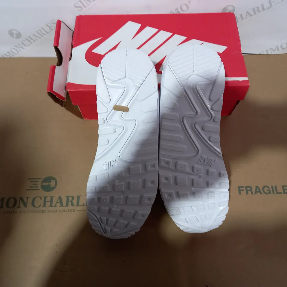 BOXED PAIR OF NIKE WHITE TRAINERS SIZE 9
