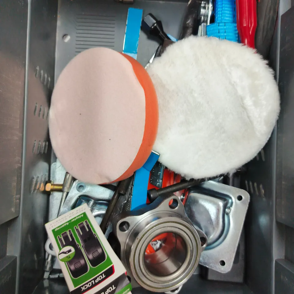 APPROXIMATELY 10 ASSORTED VEHICLE PARTS/ACCESSORIES TO INCLUDE L PLATES, SCREWDRIVER SET, HEX KEYS ETC
