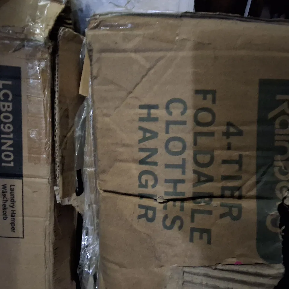 LOT OF ASSORTED HOUSEHOLD AND FLATPACK FIXINGS TO INCLUDE, FOLDING CHAIRS, LAUNDRY HAMPER AND METAL PIECES