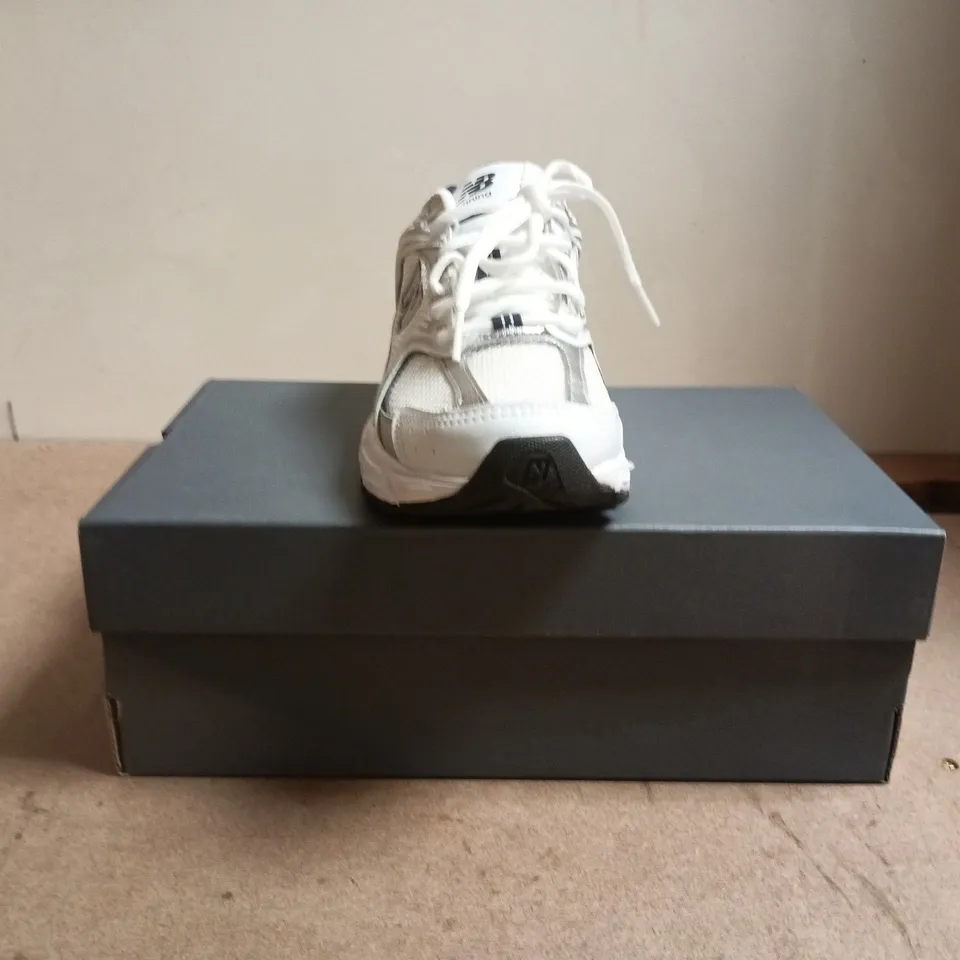 BOXED PAIR OF NEW BALANCE 530 TRAINERS IN WHITE/SILVER SIZE UK 6