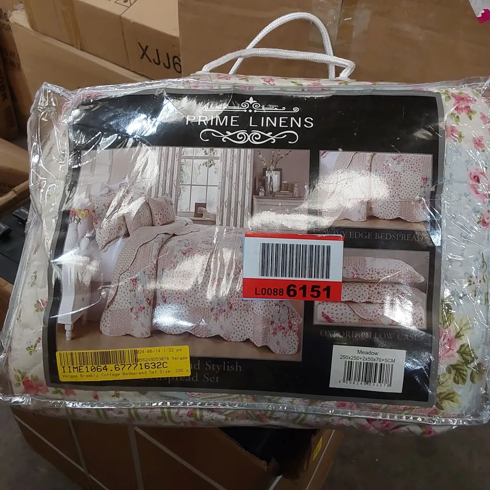 BAGGED VERGAS BRAMBLY COTTAGE BEDSPREAD - MEADOW // SIZE: 250 X 250cm