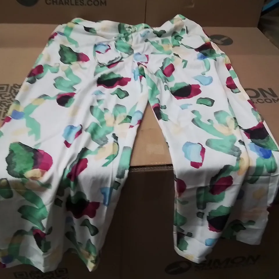 BOXED BRAND NEW APPROXIMATELY 23 JD WILLIAMS PRINTED WIDE LEG TROUSERS GREEN PRINT SIZE 18