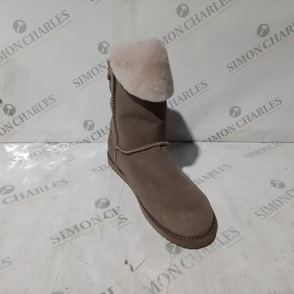 BOXED PAIR OF EMU AUSTRALIA BIRDWOOD WATERPROOF SHEEPSKIN BOOTS IN MUSHROOM UK SIZE 7