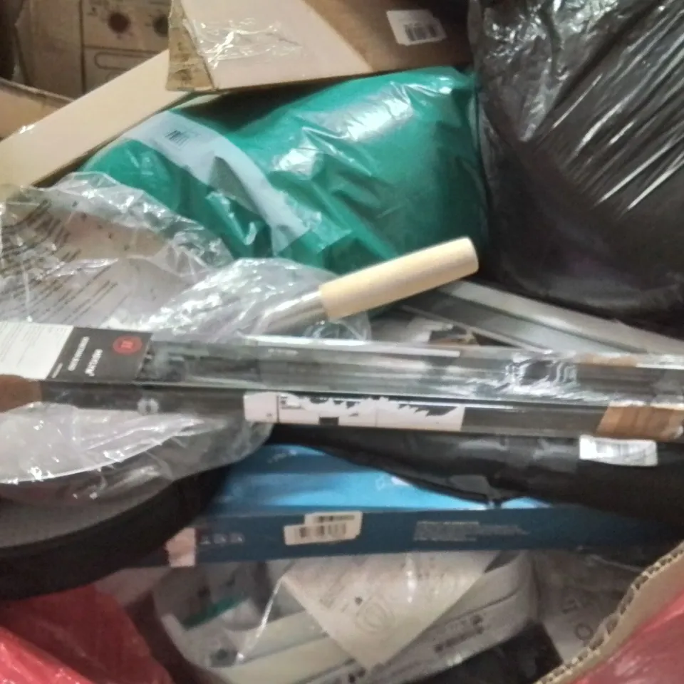 PALLET CONTAINING VARIOUS ASSORTED BOXED HOUSEHOLD ITEMS TO INCLUDE: STEEL WOK, VENETIAN BLINDS, BEACH BALL GAME, AIR FRYER AND LOTS MORE UNMARKED BOXED ITEMS 