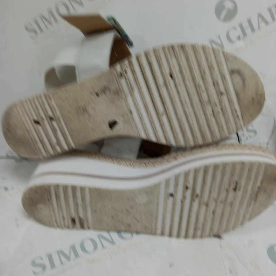 ADESSO WEDGE SANDALS WHITE SIZE 5