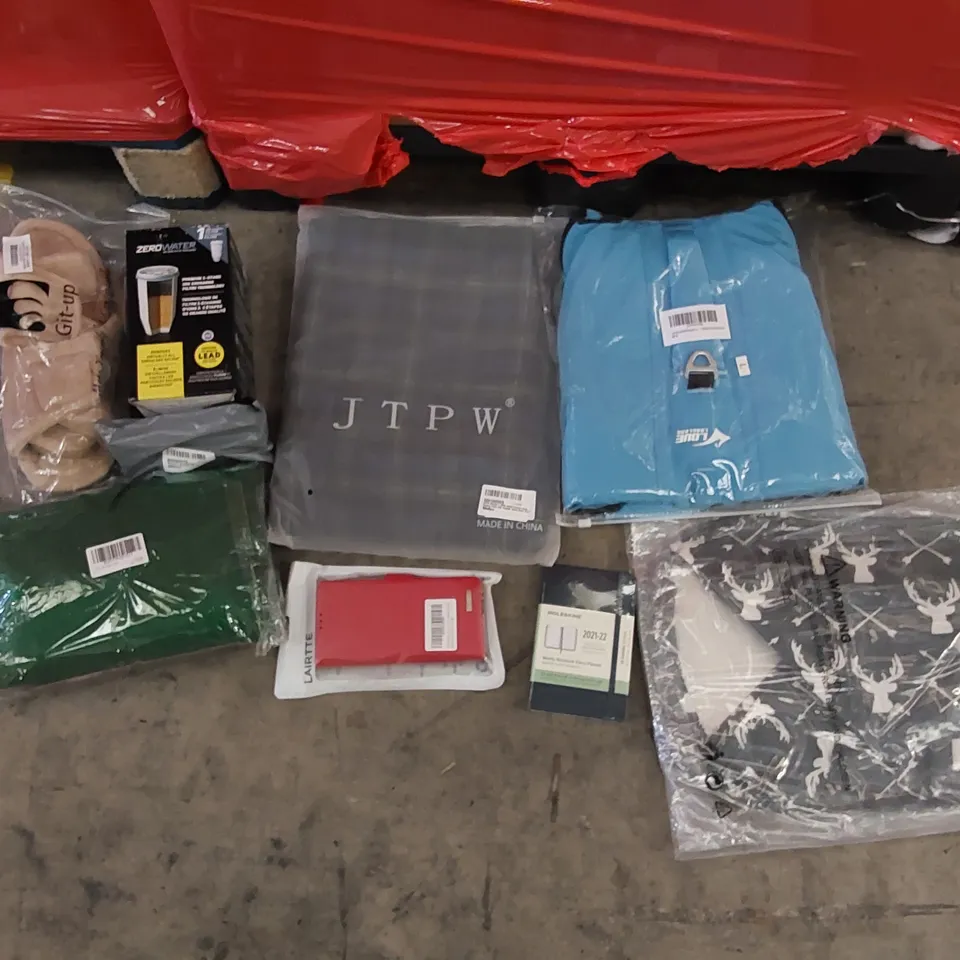 PALLET OF ASSORTED ITEMS INCLUDING: LAUNDRY BASKET, DOG BACKPACK, WATER FILTER, FELT CHRISTMAS TREE, SLIPPERS, WOMEN'S PYJAMAS, 2021 DIARY, PHONE CASE