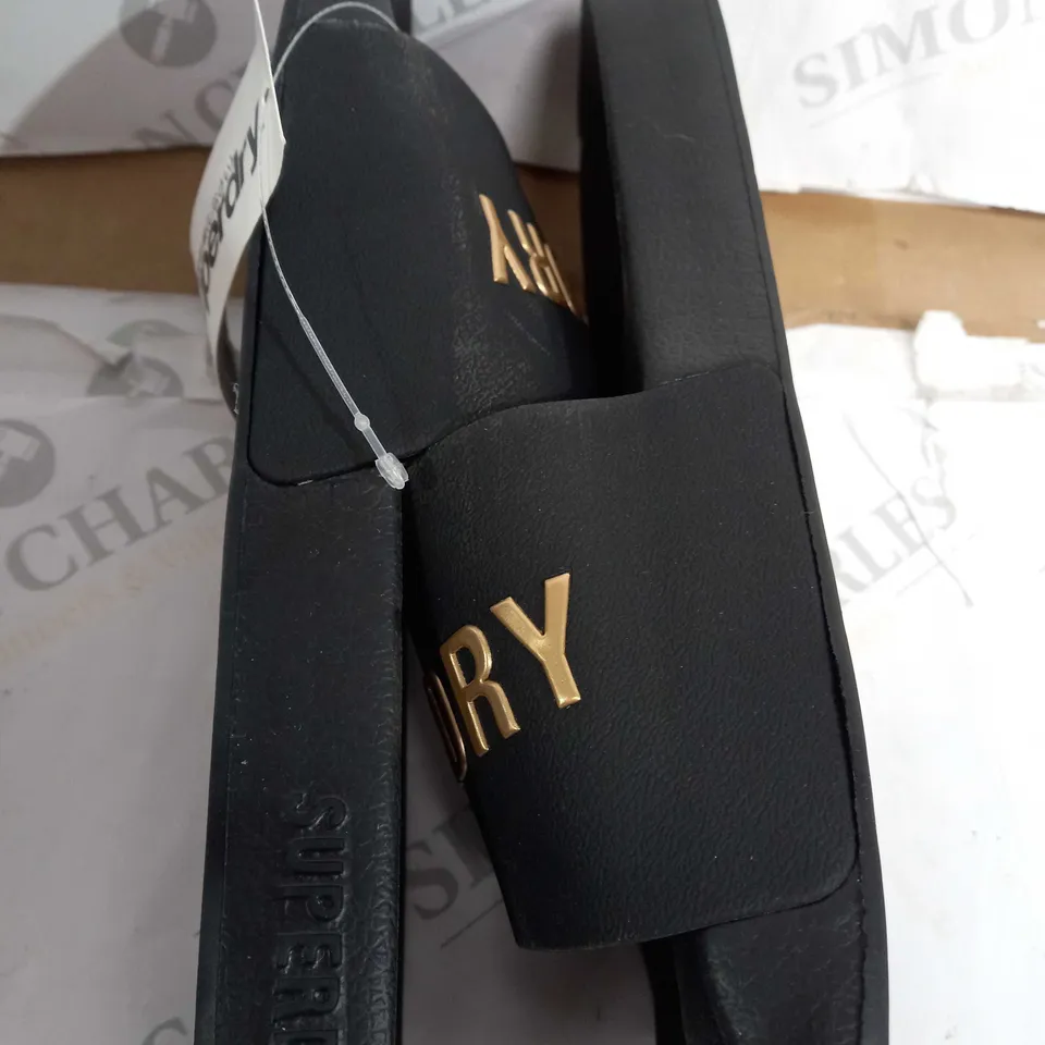 SUPERDRY CODE LOGO POOL SLIDERS, BLACK / METALLIC GOLD - SIZE L