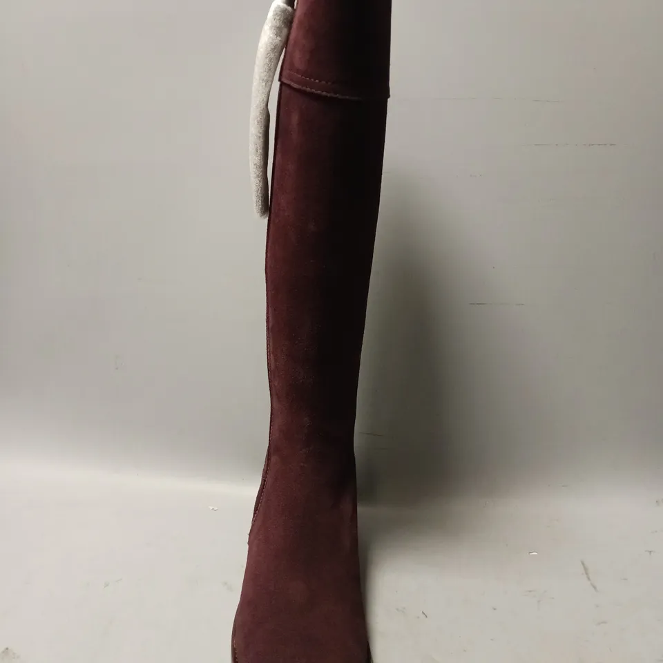 BOXED PAIR OF FAIRFAX & FAVOR WOMEN'S NARROW FIT REGINA SUEDE KNEE-HIGH BOOTS IN PLUM UK SIZE 7.5