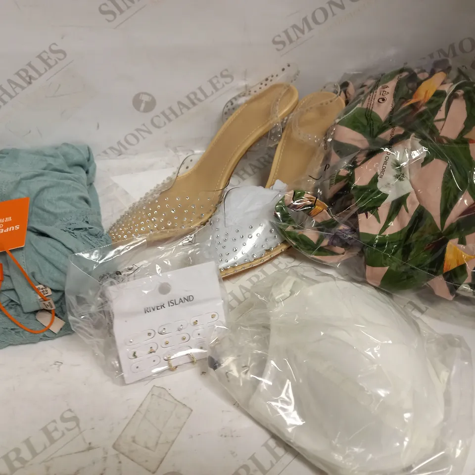 LOT OF 20 ASSORTED CLOTHING ITEMS & ACCESSORIES IN ASSORTED SIZES