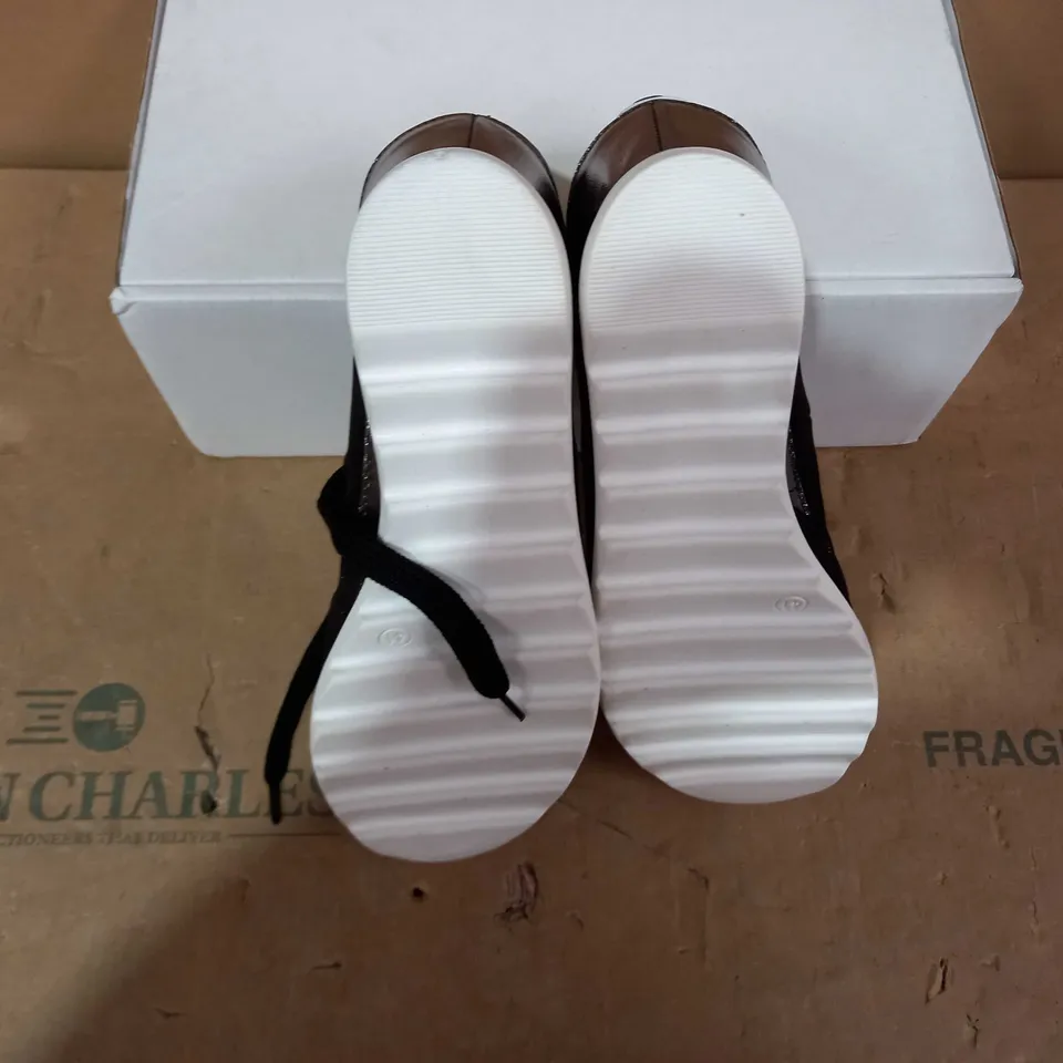 BOXED PAIR OF MODA IN PELLE TRAINERS - SIZE 41