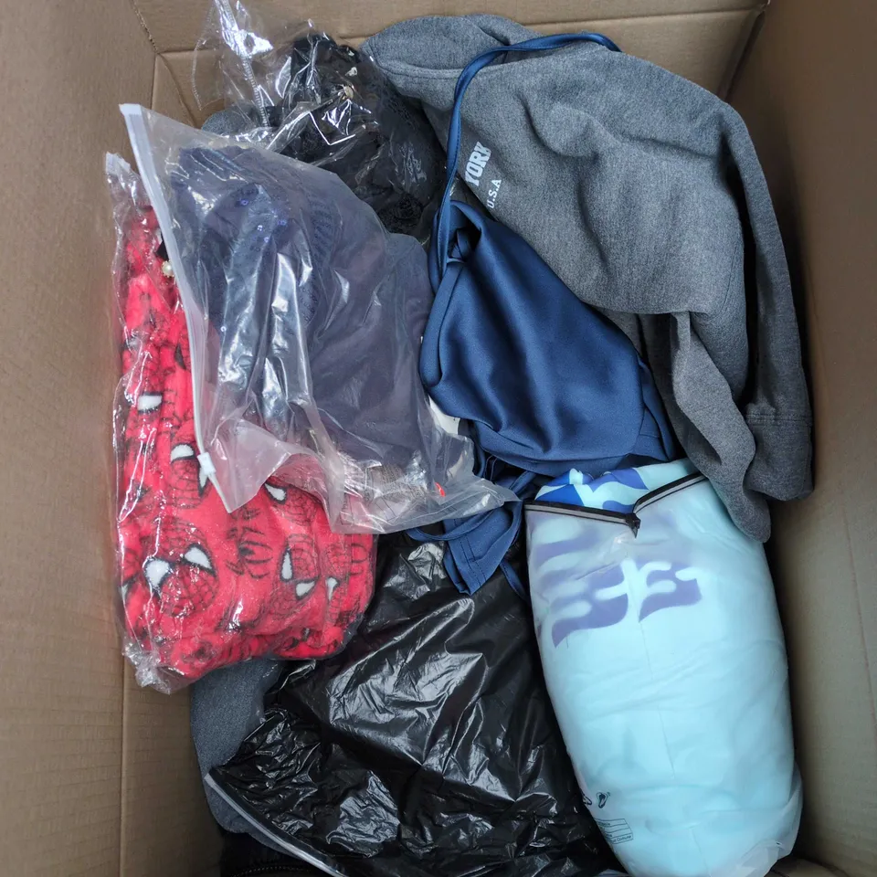 BOX OF APPROXIMATELY 15 ASSORTED CLOTHING ITEMS TO INCLUDE XMAS JUMPER, 1/4 ZIP JUMPER, LONG SLEEVE BLACK T SHIRT, FLOWER PATTERN LADIES TOP ETC