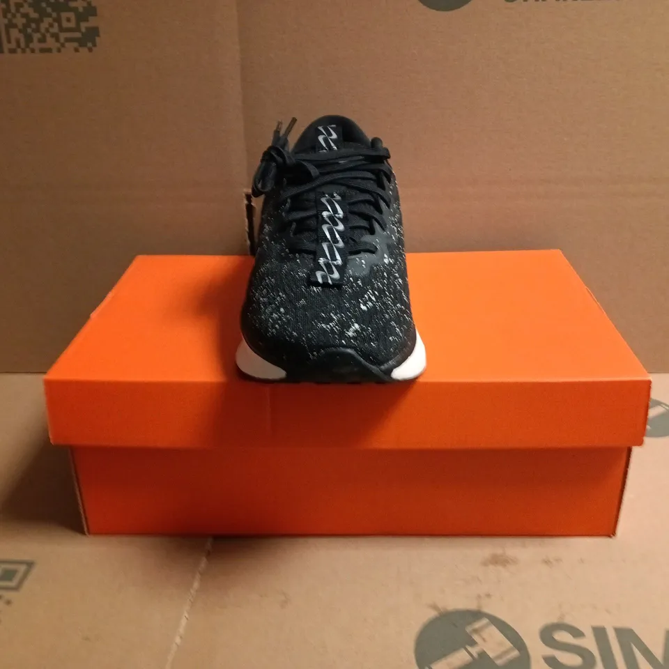 BOXED PAIR OF NIKE MOTIVA TRAINERS IN BLACK/SILVER SIZE UK 6.5