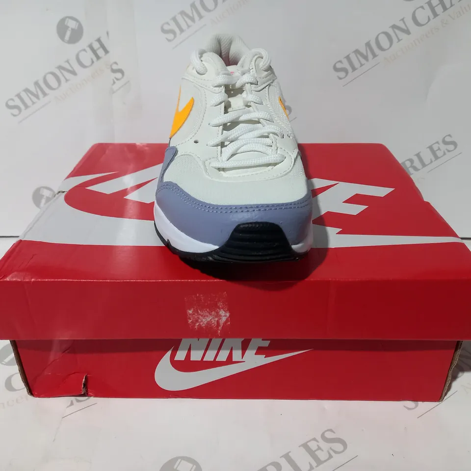 BOXED PAIR OF NIKE AIR MAX SC TRAINERS IN SAIL/LASER ORANGE/INDIGO HAZE UK SIZE 4