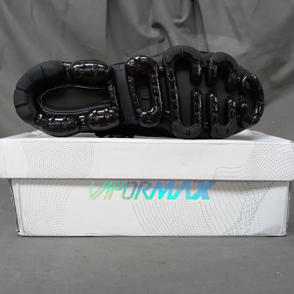 BOXED PAIR OF NIKE AIR VAPORMAX FLYKNIT SHOES IN BLACK UK SIZE 7.5